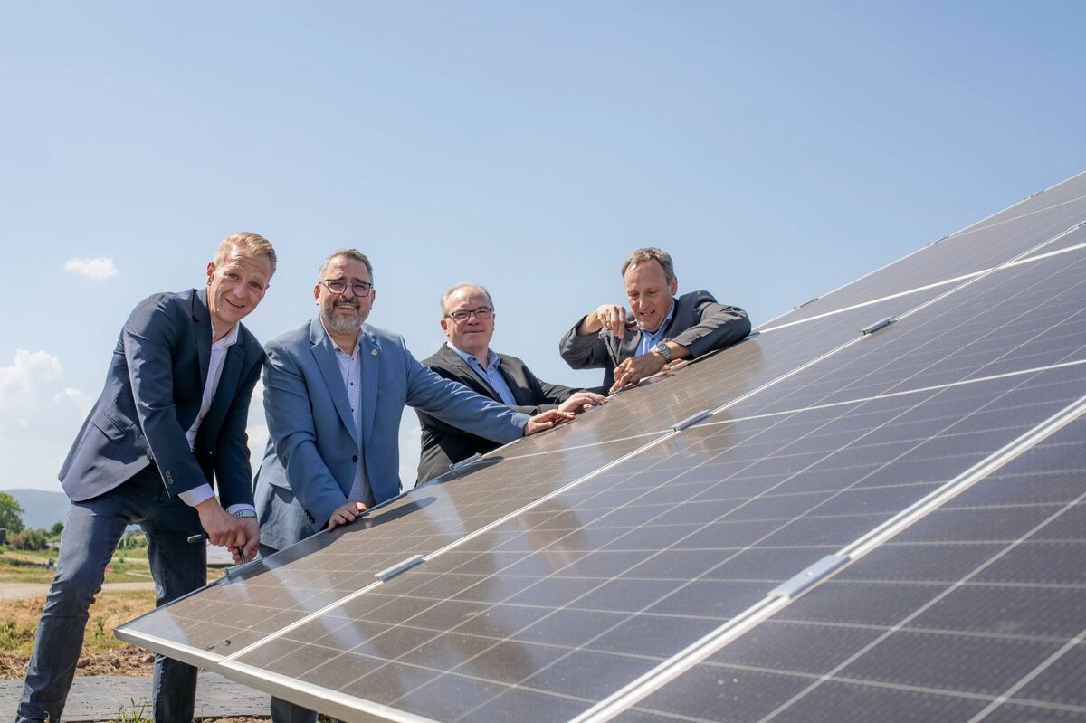 Vertreter der Pfalzwerke, Stadtwerke und Stadt legen symbolisch das letzte PV-Modul. / Bild: Pfalzwerke/Alexander Grüber