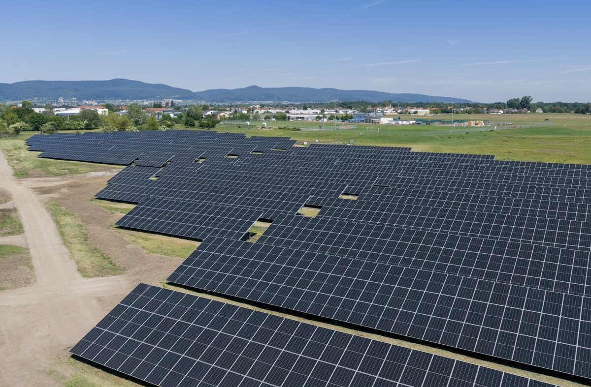 Repowering Solarpark Neustadt an der Weinstraße Drohenperspektive. Bild: Pfalzwerke/brainworks