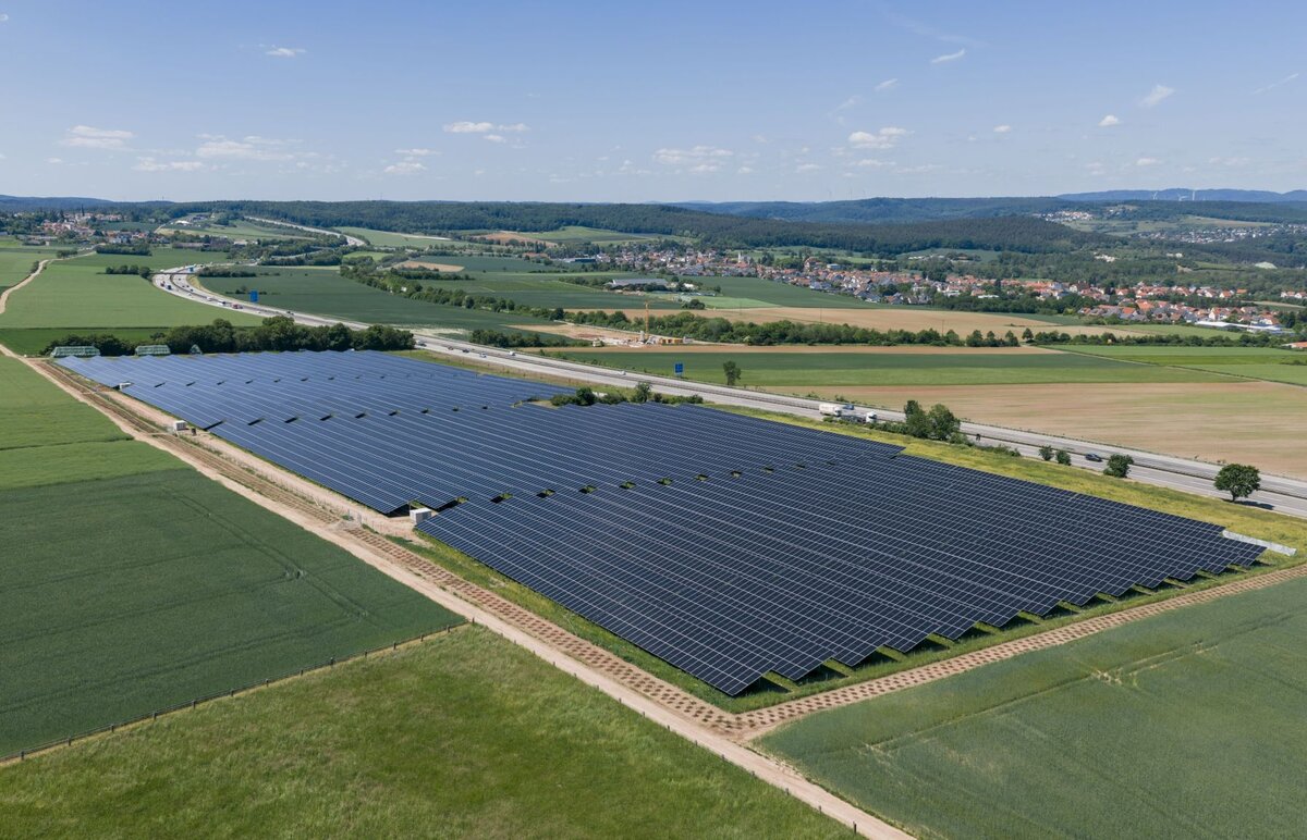 Drohenaufnahme des PV-Parks Hettenleidelheim. Bild: PFALZWERKE AKTIENGESELLSCHAFT