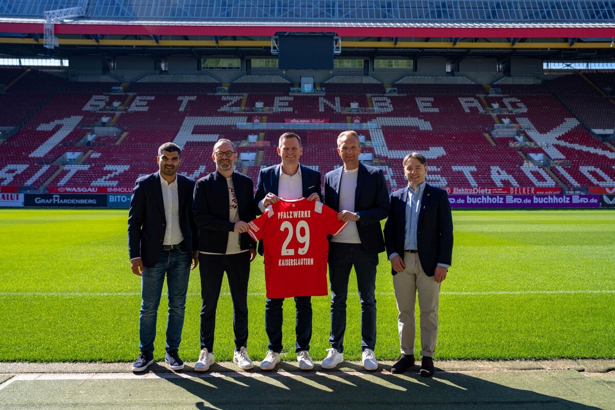 Die Pfalzwerke werden Exklusivpartner des 1. FCK. Von links nach rechts freuen sich: Miroan El Quitar, Director Sales Team 1. FC Kaiserslautern, SPORTFIVE, Dr. Marc Strauß, Geschäftsführung 1. FC Kaiserslautern, Alexander Häge, Bereichsleiter Strategie & Unternehmensentwicklung und Elektromobilität Pfalzwerke, Dominik Habig, Vorstandsmitglied PFALZWERKE AKTIENGESELLSCHAFT und Pierre Charrier, Senior Director SPORTFIVE.  Bild: 1. FCK