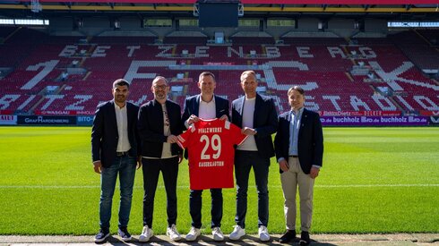 Die Pfalzwerke werden Exklusivpartner des 1. FCK. Von links nach rechts freuen sich: Miroan El Quitar, Director Sales Team 1. FC Kaiserslautern, SPORTFIVE, Dr. Marc Strauß, Geschäftsführung 1. FC Kaiserslautern, Alexander Häge, Bereichsleiter Strategie & Unternehmensentwicklung und Elektromobilität Pfalzwerke, Dominik Habig, Vorstandsmitglied PFALZWERKE AKTIENGESELLSCHAFT und Pierre Charrier, Senior Director SPORTFIVE.  Bild: 1. FCK