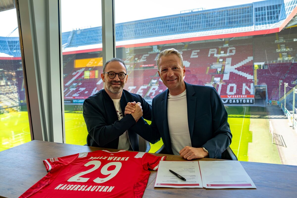 Symbolische Vertragsunterzeichnung: Dr. Marc Strauß, Geschäftsführung 1. FC Kaiserslautern (links) und Dominik Habig, Vorstandsmitglied Pfalzwerke besiegeln Partnerschaft. Bild: 1. FCK