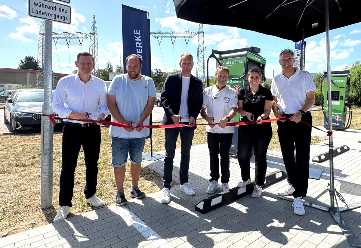 Schnellladepark der Pfalzwerke mit mehreren HPC-Ladesäulen auf dem Gelände der Bäckerei De' Bäcker Becker in Edenkoben