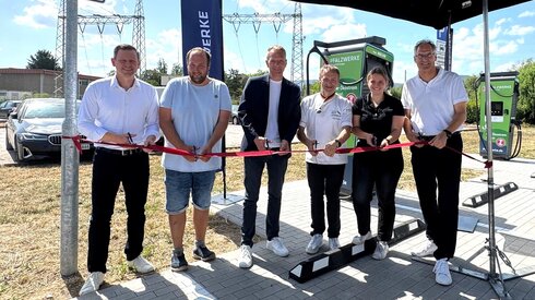 Schnellladepark der Pfalzwerke mit mehreren HPC-Ladesäulen auf dem Gelände der Bäckerei De' Bäcker Becker in Edenkoben