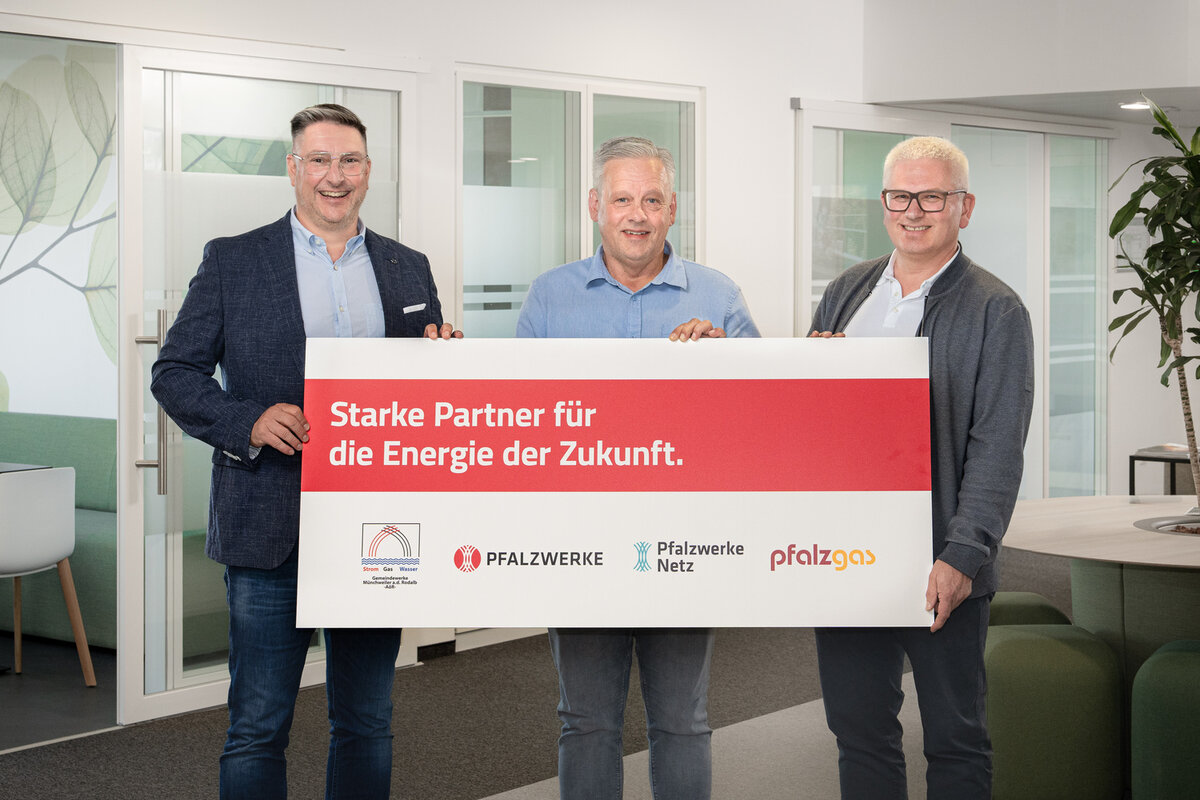 Vertreter der Gemeindewerke Münchweiler und des PFALZWERKE-Konzerns bei der Unterzeichnung der Partnerschaft für Energieversorgung und Netzbetrieb