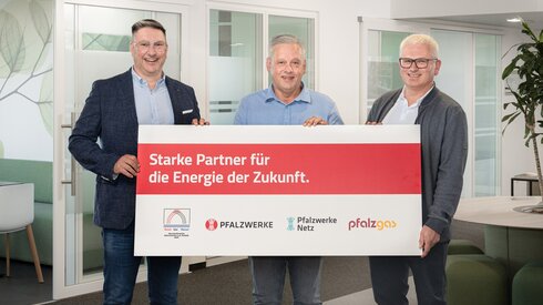 Vertreter der Gemeindewerke Münchweiler und des PFALZWERKE-Konzerns bei der Unterzeichnung der Partnerschaft für Energieversorgung und Netzbetrieb