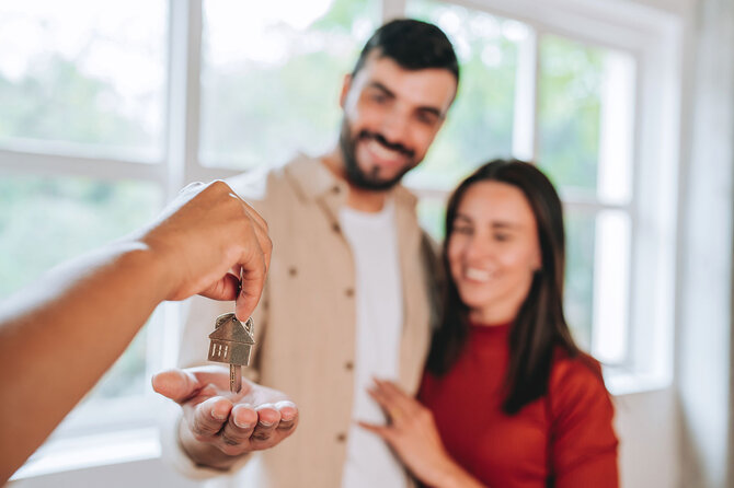 Schlüsselübergabe | © Bildnachweis: iStock.com/andreswd