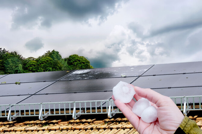 Schaden  PV-Anlage | © Bildnachweis: iStock.com/Fetrinka, KI-bearbeitet