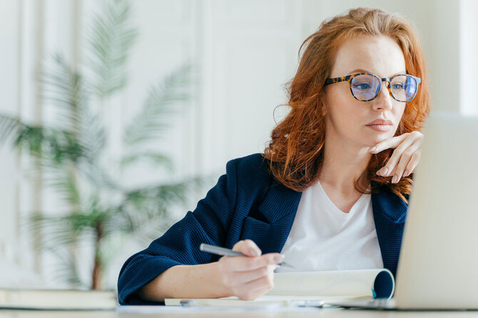 Frau arbeitet am Laptop | © Bildnachweis: iStock.com/Viorel-Kurnosov