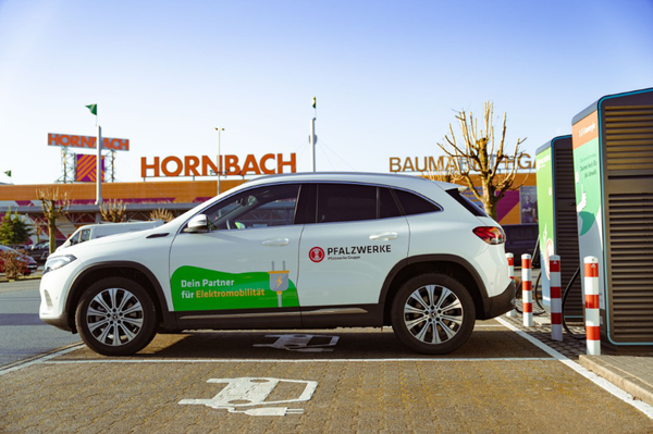 Elektromobilität beim Handel E-Auto, HORNBACH, Ladesäule
