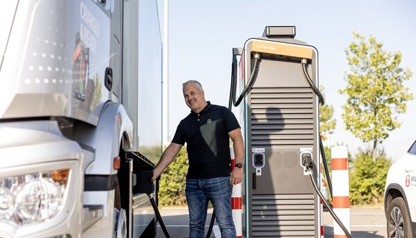 Fahrer vom E-LKW lädt an einer Pfalzwerke Ladesäule Elektro-Nutzfahrzeuge, e-mobilitaet, laden